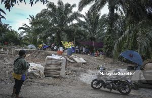 The Orang Asli community had to seek shelter on a hilltop after their village, Kampung Orang Asli Bukit Tampoi Seberang, Dengkil, Selangor was submerged in the flood. PIX: HAZROL ZAINAL / MalaysiaGazette / 22 DECEMBER 2021