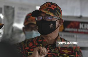 The Fire and Rescue Department Director-General, Datuk Seri Mohammad Hamdan Wahid at a news conference on the latest flood situation in Selangor at the Taman Sri Muda Control Post, Shah Alam. PIX: AFFAN FAUZI / MalaysiaGazette / 23 DECEMBER 2021