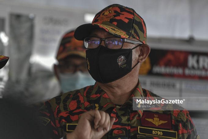 The Fire and Rescue Department Director-General, Datuk Seri Mohammad Hamdan Wahid at a news conference on the latest flood situation in Selangor at the Taman Sri Muda Control Post, Shah Alam. PIX: AFFAN FAUZI / MalaysiaGazette / 23 DECEMBER 2021