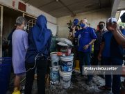 Prime Minister, Datuk Seri Ismail Sabri Yaakob visits a flood victim at Kampung Seri Langkas Tambahan Batu 13 in Puchong, Selangor. PIX: AMIRUL SHAUFIQ / MalaysiaGazette / 26 DECEMBER 2021 BWI Bantuan Wang Ihsan flood cash aid assistance