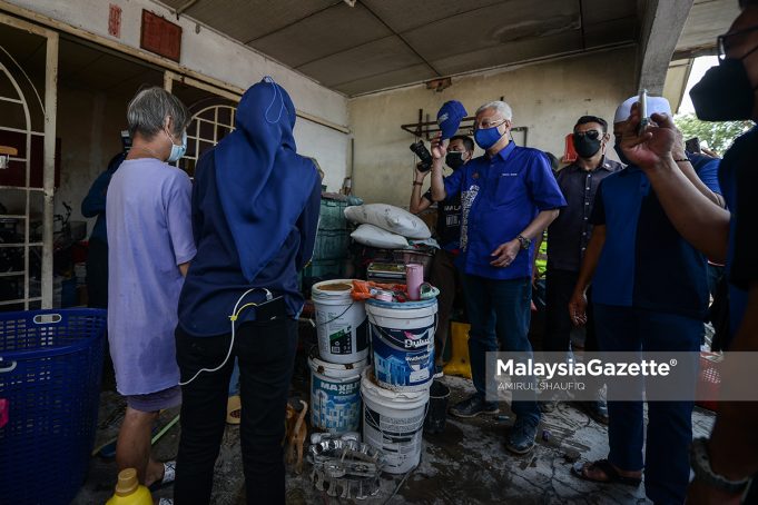 Prime Minister, Datuk Seri Ismail Sabri Yaakob visits a flood victim at Kampung Seri Langkas Tambahan Batu 13 in Puchong, Selangor. PIX: AMIRUL SHAUFIQ / MalaysiaGazette / 26 DECEMBER 2021 BWI Bantuan Wang Ihsan flood cash aid assistance