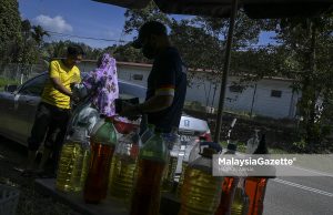 Banjir di Sungai Lui tambah rezeki penjual petrol