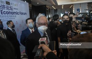 Former Prime Minister, Datuk Seri Najib Tun Razak talks to the media practitioners after the 2021 World Chinese Economic Forum (WCEF) in Malaysia at the Sheraton Petaling Jaya Hotel, Petaling Jaya, Selangor PIX: AFFAN FAUZI / MalaysiaGazette / 27 DISEMBER 2021.