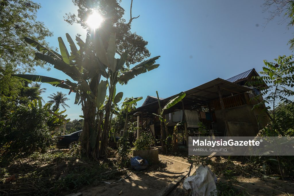 Azie Husin’s house was damaged in the flood at Batu 19 Sungai Lui, Hulu Langat, Selangor.     PIX: AMIRUL SHAUFIQ / MalaysiaGazette / 28 DECEMBER 2021.