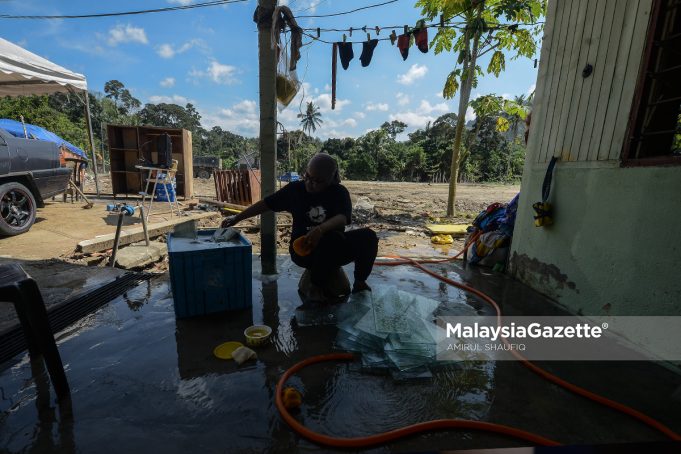 Hulu Langat The residents of Kampung Jawa, Hulu Langat, Selangor cleaning their mud-covered house after the big flood. PIX: AMIRUL SHAUFIQ / MalaysiaGazette / 28 DECEMBER 2021