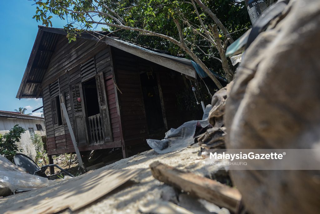    Mohd Riffin’s houses at Batu 15 1/4, Dusun Tua Hulu Langat, Selangor, collapsed after being hit by the flood.     PIX: AMIRUL SHAUFIQ / MalaysiaGazette / 28 DECEMBER 2021