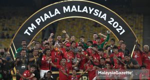 Coach, Bojan Hodak and the KL City FC players lifting the Malaysia Cup trophy after beating JDT with 2-0 during the TM Malaysia Cup 2021 Final Match at the Bukit Jalil National Stadium, Kuala Lumpur. PIX: AFFAN FAUZI / MalaysiaGazette / 30 NOVEMBER 2021