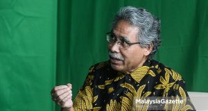 Political Analyst and Geostrategy Expert from UTM, Assoc. Prof. Dr. Azmi Hassan speaks during the MalaysiaGazette 2020 Review Programme at the MG Studio, Lakefields, Sungai Besi. PIX: MOHD ADZLAN / MalaysiaGazette / 31 DECEMBER 2020. flood NADMA MKN National Disaster Management Agency