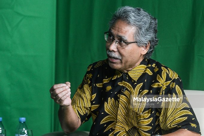 Political Analyst and Geostrategy Expert from UTM, Assoc. Prof. Dr. Azmi Hassan speaks during the MalaysiaGazette 2020 Review Programme at the MG Studio, Lakefields, Sungai Besi. PIX: MOHD ADZLAN / MalaysiaGazette / 31 DECEMBER 2020. flood NADMA MKN National Disaster Management Agency
