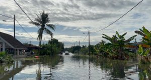 The route towards Taman Binjai Jaya, Meru, Klang that is still submerged in the flood