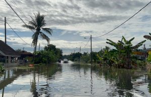 The route towards Taman Binjai Jaya, Meru, Klang that is still submerged in the flood