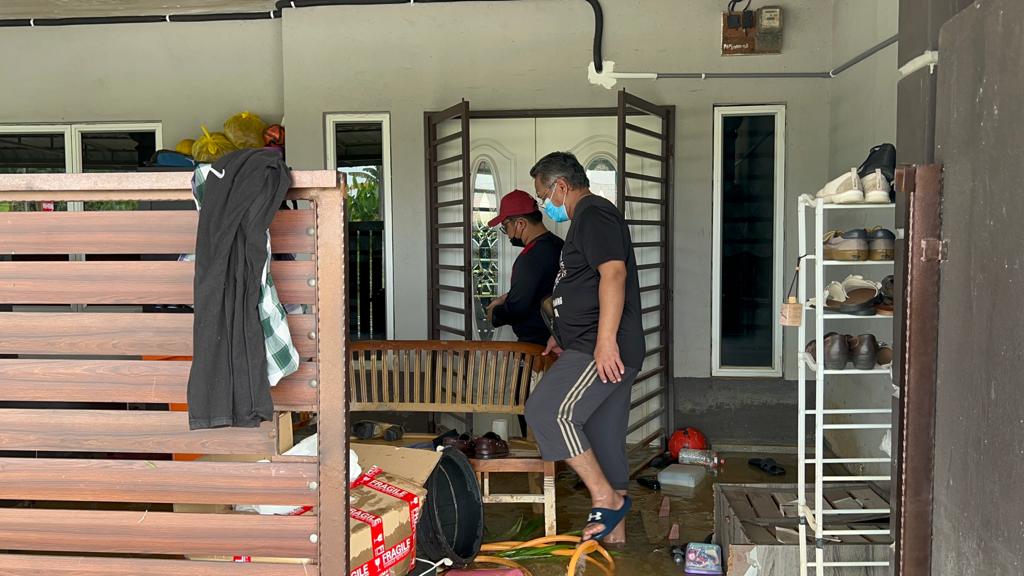 Zamri Hamzah and his children return to their house at Taman Binjai Jaya, Meru, Klang after the flood subsided.