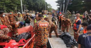 The latest victims who perished in the flood is suspected to be a mother and her child. PIX: COURTESY OF THE SELANGOR FIRE AND RESCUE DEPARTMENT. Mangsa terbaharu korban dalam banjir disyaki ibu dan anak menyaksikan sembilan maut setakat ini dalam banjir besar yang melanda Lembah Klang Sabtu lalu. - Gambar Ihsan Bomba Selangor volunteer Selangor flood Klang Valley