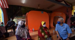 weather warning northern states Malaysia flood Prime Minister, Datuk Seri Ismail Sabri Yaakob visits the Flood Relief Centre (PPS) at Sekolah Kebangsaan Sri Buntar di Bera, Pahang today.