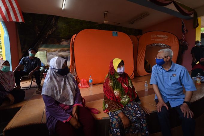 weather warning northern states Malaysia flood Prime Minister, Datuk Seri Ismail Sabri Yaakob visits the Flood Relief Centre (PPS) at Sekolah Kebangsaan Sri Buntar di Bera, Pahang today.