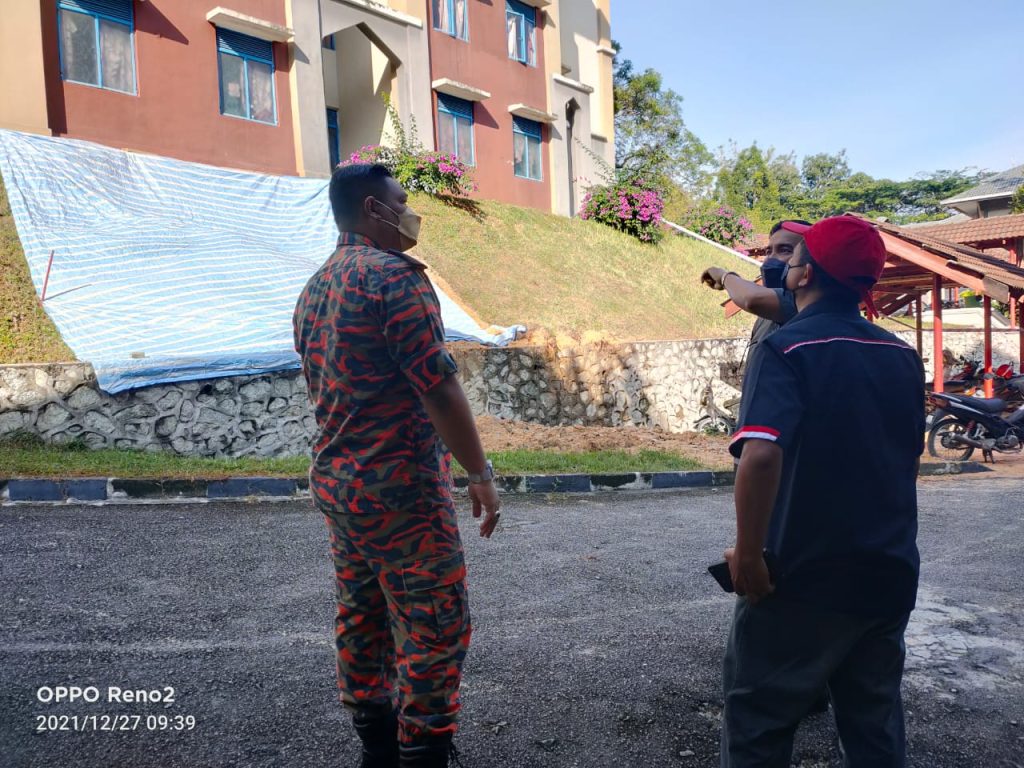    A site inspection on the landslide near the male dormitory at IIUM, Gombak was conducted by the Fire and Rescue Department and Institut Kerja Raya Malaysia (Ikram).
