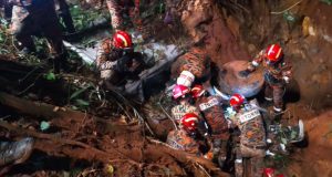 The Fire and Rescue team carrying out excavation works to rescue the victims trapped in the Section 27 FT 185 Jalan Simpang Pulai-Blue Valley, Cameron Highlands landslide. Pasukan bomba dan penyelamat menjalankan kerja-kerja mencari dan menyelamat mangsa tragedi tanah runtuh di Cameron Highlands.