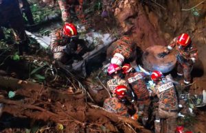 The Fire and Rescue team carrying out excavation works to rescue the victims trapped in the Section 27 FT 185 Jalan Simpang Pulai-Blue Valley, Cameron Highlands landslide. Pasukan bomba dan penyelamat menjalankan kerja-kerja mencari dan menyelamat mangsa tragedi tanah runtuh di Cameron Highlands.