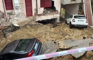 Bangunan runtuh, 12 penduduk hilang