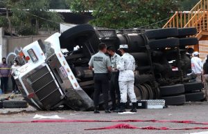 Treler bawa pendatang terbalik, 53 terbunuh