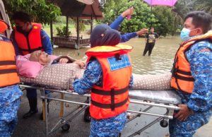 Warga emas terperangkap akibat banjir diselamatkan APM