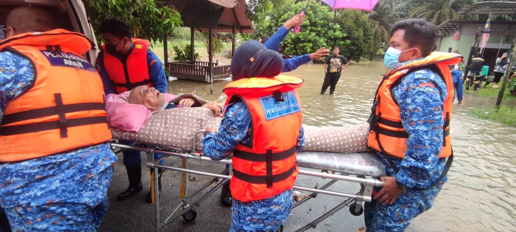 Warga emas terperangkap akibat banjir diselamatkan APM