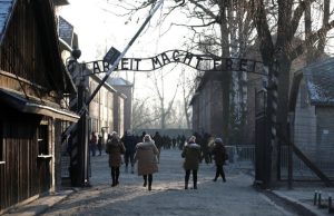 Pelancong Belanda beri tabik Nazi di memorial Auschwitz-Birkenau didenda