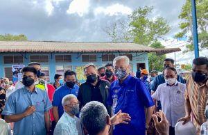 postpone umrah Omicron variant Saudi Arabia Prime Minister Datuk Seri Ismail Sabri Yaakob visits the flood situation at Segamat district and meets the flood victims at the Kampung Tandong Temporary Flood Evacuation Centre (PPS), Buloh Kasap, Segamat, Johor.
