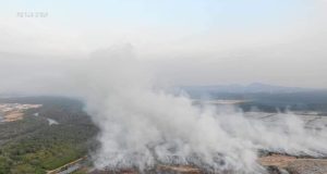 The school session for 10 schools had to be postponed for three days beginning tomorrow following the air pollution due to the fire at the Pulau Burung landfill