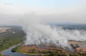 The school session for 10 schools had to be postponed for three days beginning tomorrow following the air pollution due to the fire at the Pulau Burung landfill