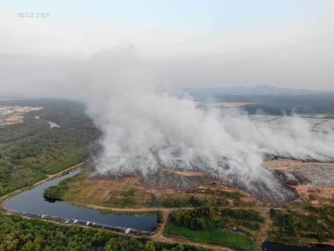 The school session for 10 schools had to be postponed for three days beginning tomorrow following the air pollution due to the fire at the Pulau Burung landfill