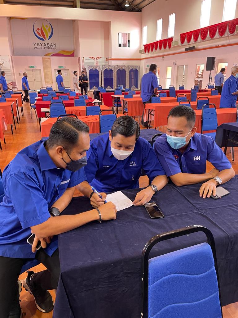 Bastien (tengah) bersama Ketua Pemuda UMNO Muar Mohd Helmy Abd Latif (kiri) dan Ketua Pemuda UMNO Sekijang, Mohd Nor Saidil Ibrahim (kanan) berbincang isu Undi18 di Pagoh pada Isnin.