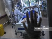 Varian IHU lebih bahaya daripada Omicron? hospital admission rate Healthcare workers providing treatment to a Covid-19 patient at the Intensive Care Unit (ICU) at the Kuala Lumpur Hospital. PIX: MOHD ADZLAN / MalaysiaGazette / 4 JUNE 2021 Covid-19 recoveries Covid-19 clusters