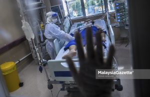 hospital admission rate Healthcare workers providing treatment to a Covid-19 patient at the Intensive Care Unit (ICU) at the Kuala Lumpur Hospital. PIX: MOHD ADZLAN / MalaysiaGazette / 4 JUNE 2021 Covid-19 recoveries Covid-19 clusters
