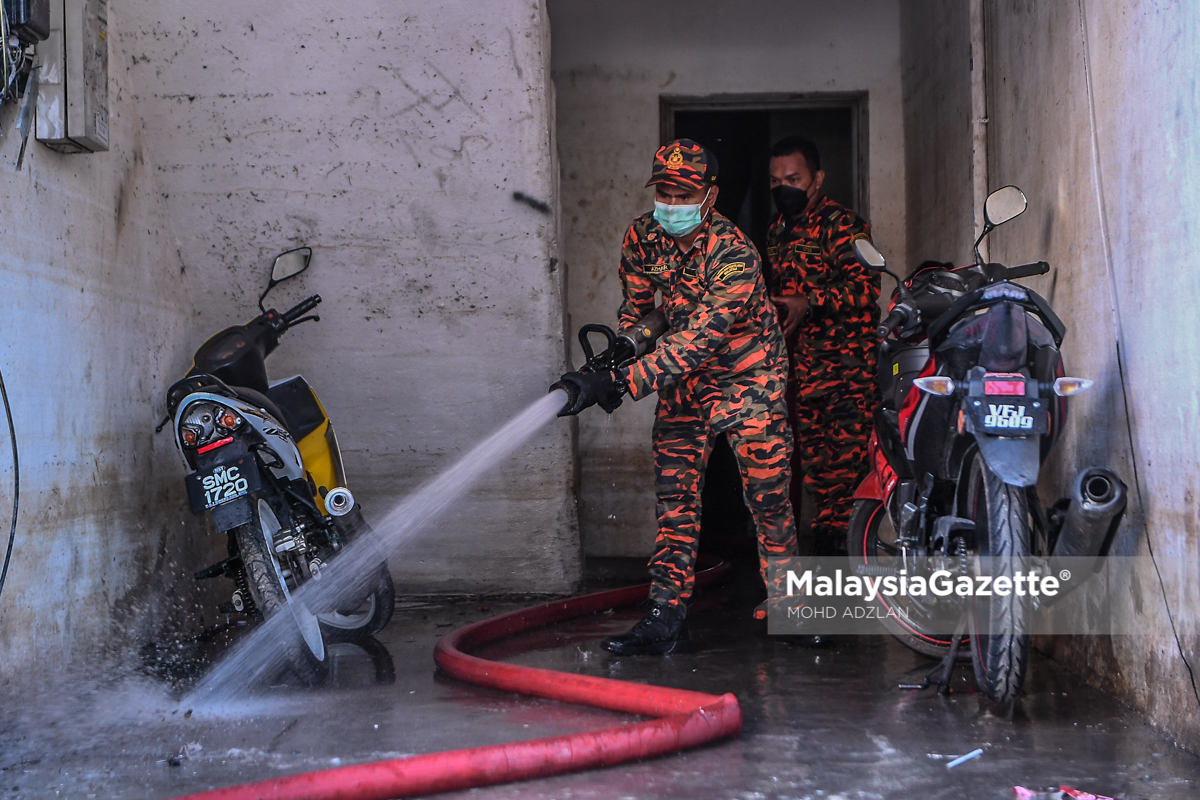 Berganding Bahu Bersihkan Sisa Banjir