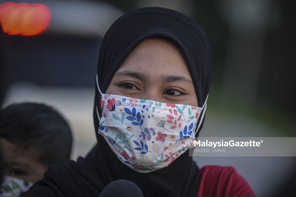 A mother, Siti Mariam Majid said that all her children’s books were damaged in the flood as none of her family member was at home during the incident. They were back at their hometown.  Siti Mariam Majid. Foto HAZROL ZAINAL, 10 JANUARI 2022.