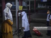 No compulsory temperature check at MOE premises beginning tomorrow Students getting their body temperature screened while being monitored by the teacher-on-duty before entering the school for their 2021/2022 third term school session at Sekolah Kebangsaan Bukit Changgang, Banting, Selangor. PIX: HAZROL ZAINAL / MalaysiaGazette / 10 JANUARY 2022.