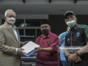 Former Prime Minister, Datuk Seri Najib Tun Razak receives the Memorandum of Demand for Final One-Off RM10,000 EPF Account 1 Unconditional Withdrawal from the representative of all depositors, Azmi Mohd Tahir, who was accompanied by the Chief Activist of Malaysian Muslim Consumers Association (PPIM), Datuk Nadzim Johan (right) at Jalan Bukit Pantai, Bangsar, Kuala Lumpur. PIX: AFFAN FAUZI / MalaysiaGazette / 11 JANUARY 2021