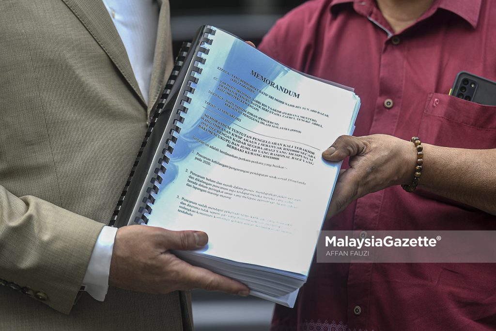 Former Prime Minister, Datuk Seri Najib Tun Razak receives the Memorandum of Demand for Final One-Off RM10,000 EPF Account 1 Unconditional Withdrawal from the representative of all depositors, Azmi Mohd Tahir, at Jalan Bukit Pantai, Bangsar, Kuala Lumpur.     PIX: AFFAN FAUZI / MalaysiaGazette / 11 JANUARY 2021