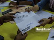 Officers handing out Bantuan Wang Ihsan (BWI) cash aid, Bantuan Selangor Bangkit to the flood victims at Dewan Telok Nipah Klang, Selangor. PIX: AMIRUL SHAUFIQ / MalaysiaGazette / 12 JANUARY 2022