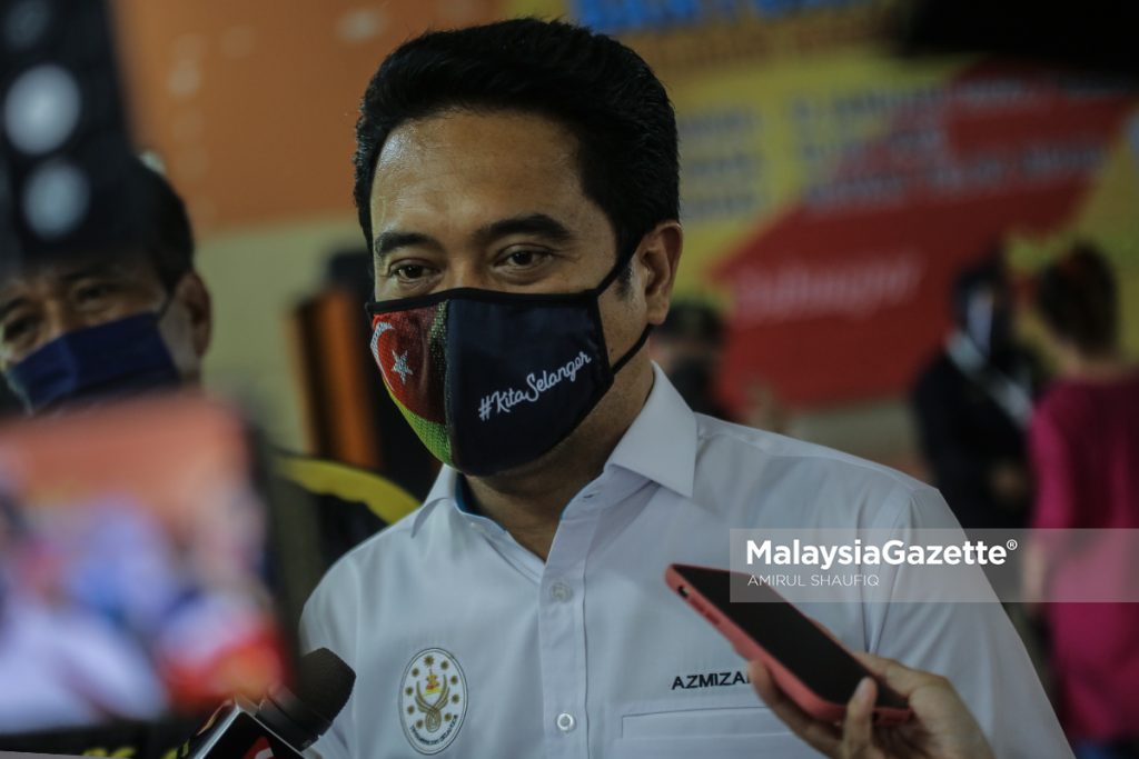 The Port Klang State Assemblyman, Azmizam Zamanhuri speaks to the media after handing out the Bantuan Wang Ihsan (BWI) and Bantuan Selangor Bangkit cash aid at Dewan Orang Ramai Kampung Telok Nipah Klang, Selangor.     PIX: AMIRUL SHAUFIQ / MalaysiaGazette / 12 JANUARY 2022