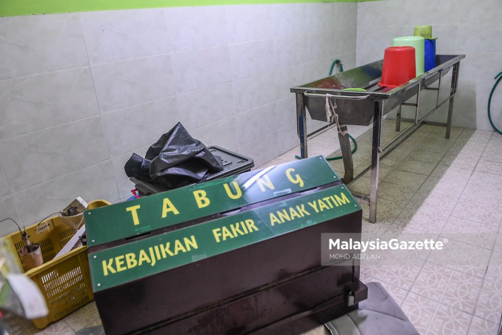 A teenager dragged a mosque donation box to the mortuary bathroom. The video clip of the teenager being bathed like a corpse after he got caught went viral in the social media.     PIX: MOHD ADZLAN / MalaysiaGazette / 14 JANUARY 2022