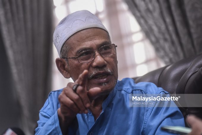 Rosli Sidek, the grandfather to the Danial Iskandar, the teenager who stole money from a mosque. PIX: MOHD ADZLAN / MalaysiaGazette / 14 JANUARY 2022. shower bathed corpse mortuary bathroom waterboarding Al Islahiah Kuang Mosque