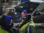 Don’t worry, PLUS staff on standby to help with RFID issues at tolls An employee from PLUS scans a vehicle with Radio Frequency Identification (RFID) tag issues using a mobile device at the Sungai Besi Toll Plaza in Kuala Lumpur. PIX: HAZROL ZAINAL / MalaysiaGazette / 17 JANUARY 2022.