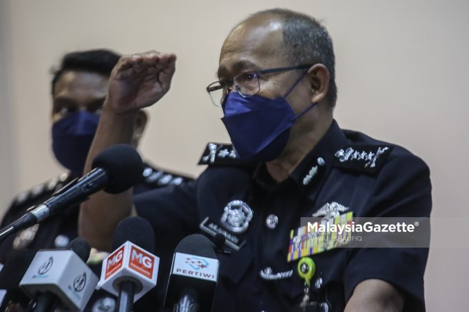 Selangor Police Chief, Datuk Arjunaidi Mohamed at a news conference on Ops Dadu and fake Covid-19 vaccination certs at the Selangor Police Contingent Headquarters. PIX: AMIRUL SHAUFIQ / MalaysiaGazette / 17 JANUARY 2022 Polyclinic Gombak fake Covid-19 certs vaccine vaccination