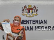 National Unity Minister Datuk Seri Halimah Sadique showing the standard operating procedures (SOP) for Chinese New Year 2022 during a news conference at Putrajaya. PIX: AFFAN FAUZI / MalaysiaGazette / 19 JANUARY 2022 Chinese New Year's eve reunion dinner CNY open house