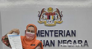 National Unity Minister Datuk Seri Halimah Sadique showing the standard operating procedures (SOP) for Chinese New Year 2022 during a news conference at Putrajaya. PIX: AFFAN FAUZI / MalaysiaGazette / 19 JANUARY 2022 Chinese New Year's eve reunion dinner CNY open house