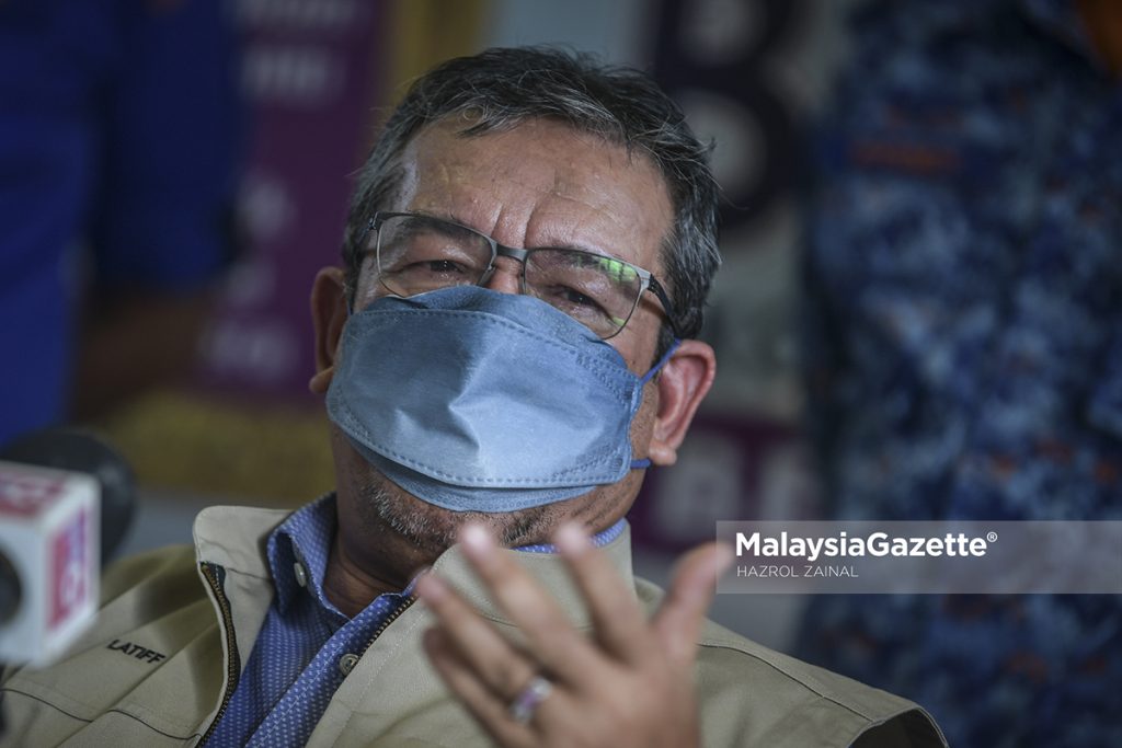 Minister at Prime Minister’s Department (Special Functions), Datuk Dr Abd Latiff Ahmad at a news conference after visiting the flood victims at SK Sungai Serai Flood Relief Centre at Hulu Langat, Selangor.     PIX: HAZROL ZAINAL.