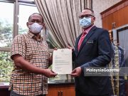 Speaker DUN Johor Serah Warta Pemasyhuran Pembubaran DUN Johor