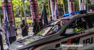 In-car radar speed limit violation Deputy Inspector-General of Police Datuk Razarudin Husain @ Abd Rasid performing the launch gimmick of the 17th Op Selamat in conjunction with the 2022 Chinese New Year at the Sungai Buloh PLUS Rest and Service Centre. PIX: MOHD ADZLAN / MalaysiaGazette / 24 JANUARY 2022.    Timbalan Ketua Polis Negara, Datuk Razarudin Husain @ Abd Rasid membuat gimik pelancaran Op Selamat Sempena Tahun Baru Cina di Perhentian Rehat dan Rawat Diri (R&R), Restoran Jejantas Sungai Buloh (arah Utara), Petaling Jaya. Foto MOHD ADZLAN, 24 JANUARI 2022.